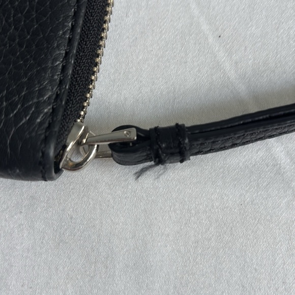 Marc Jacobs genuine pebbled leather zip around wallet w/ removable wrist loop - Picture 5 of 8